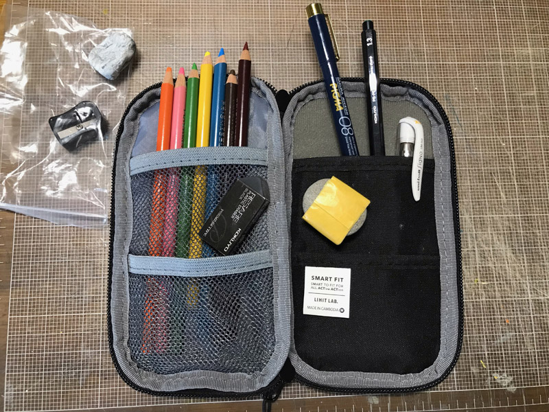 コンパクトペンケースを開いた図